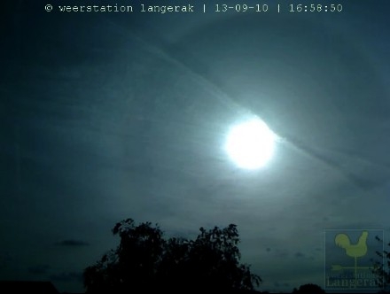 kring_om_de_zon_en_een_contrail__Webcam_.jpg